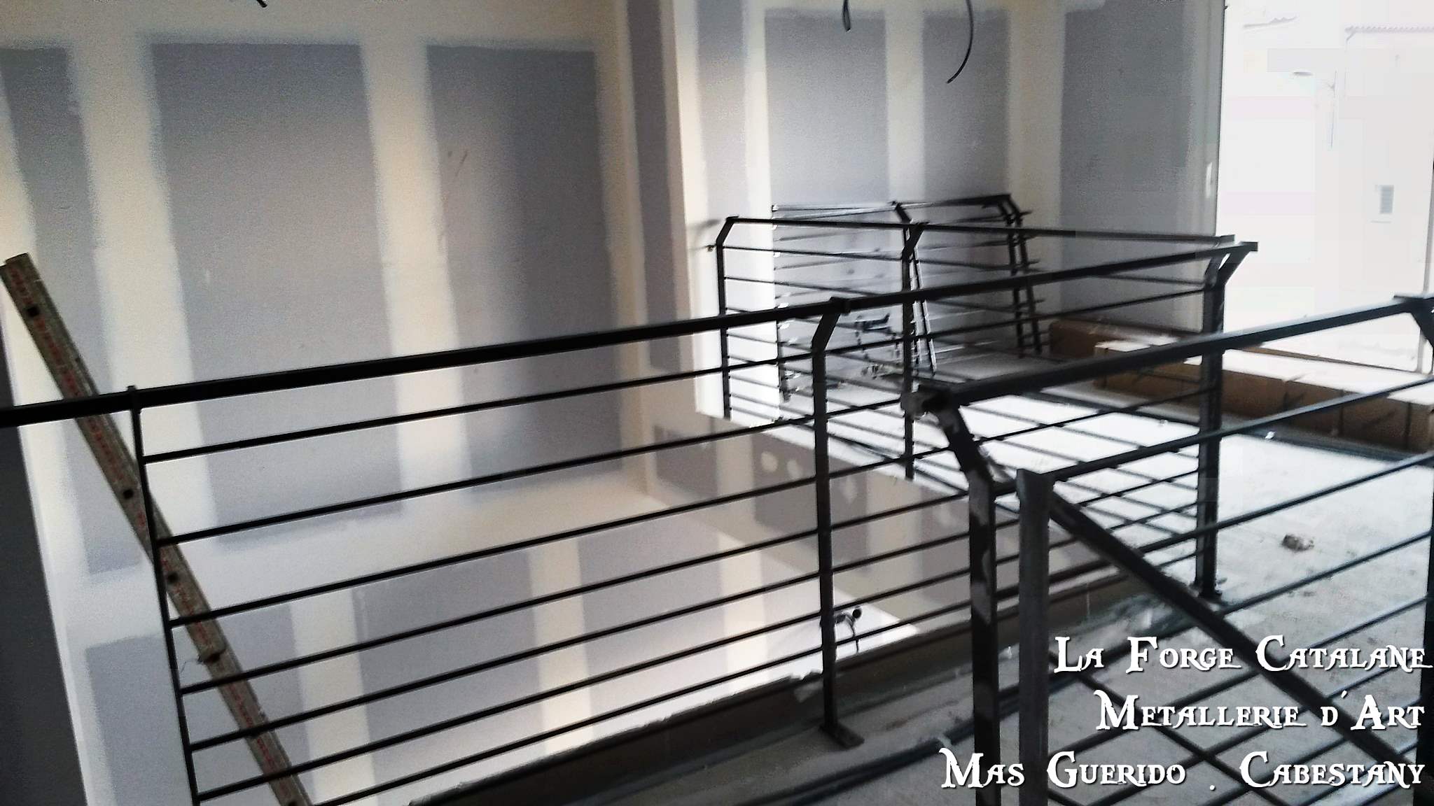 Garde corps decoupe laser lisses horizontale carre main courante deporte forge catalane.jpg